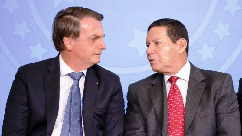Bolsonaro critica processo eleitoral; Mourão elogia