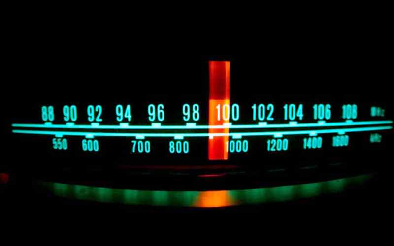 Anatel abre consulta para finalizar migração de emissoras AM para FM