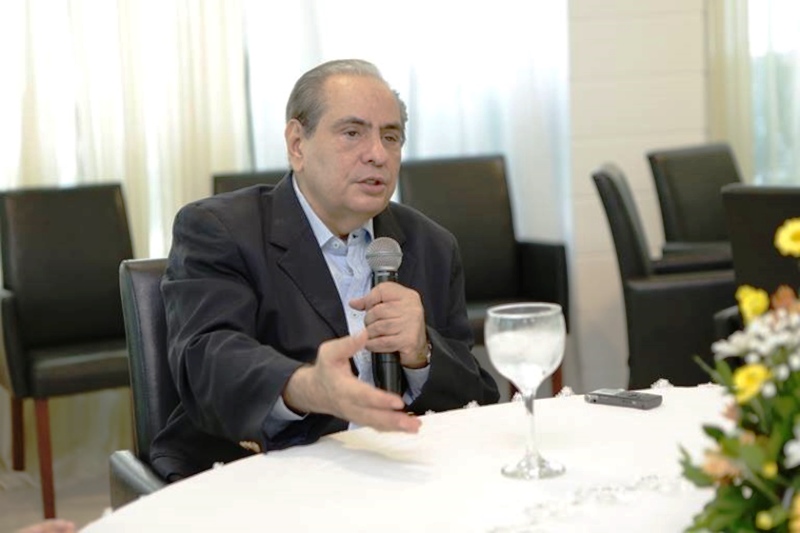 Serviços avançam e comércio recua no País