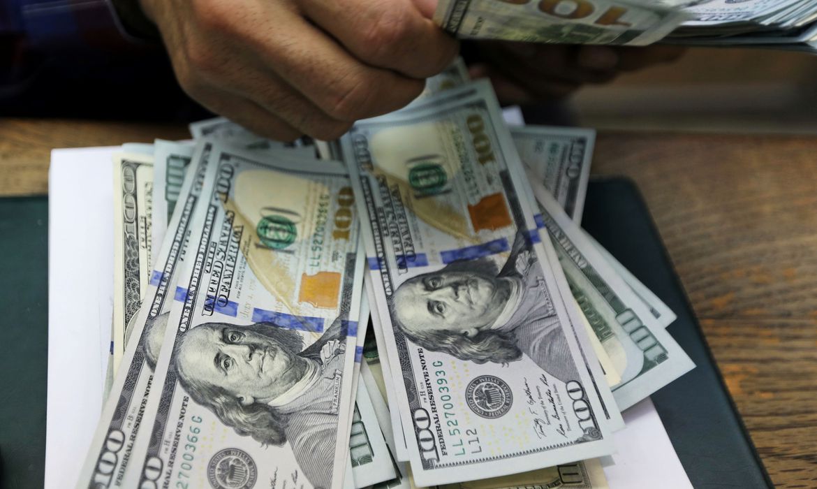 Dólar fecha a R$ 5,60 e sobe 2,39%