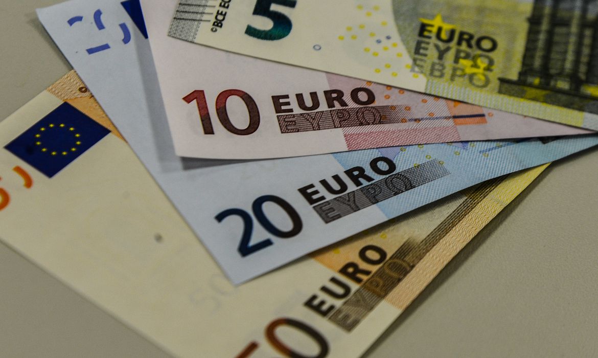 UE prevê recessão técnica e corta projeção para PIB