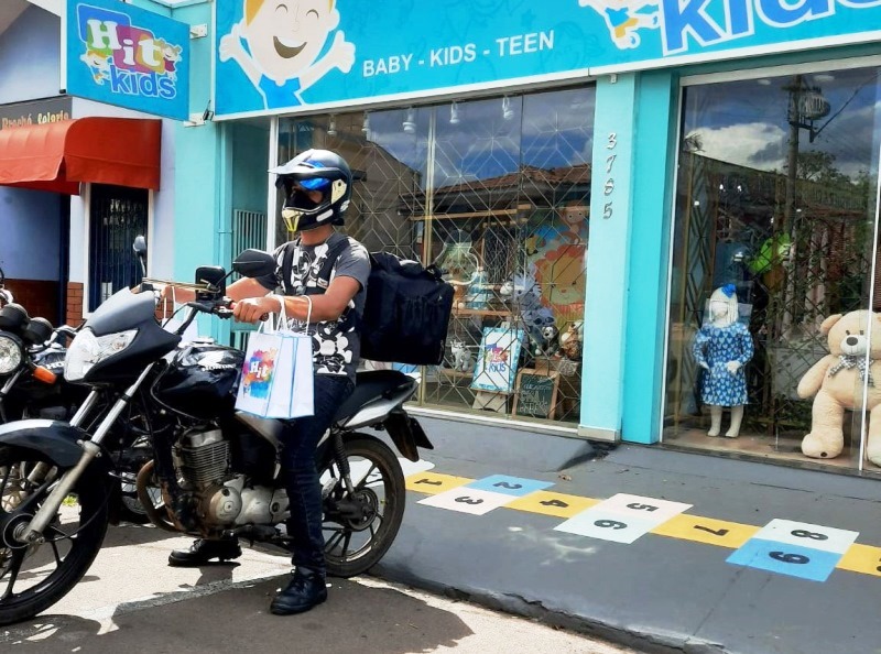 Comércio tem drive-thru e delivery para compras na semana do consumidor