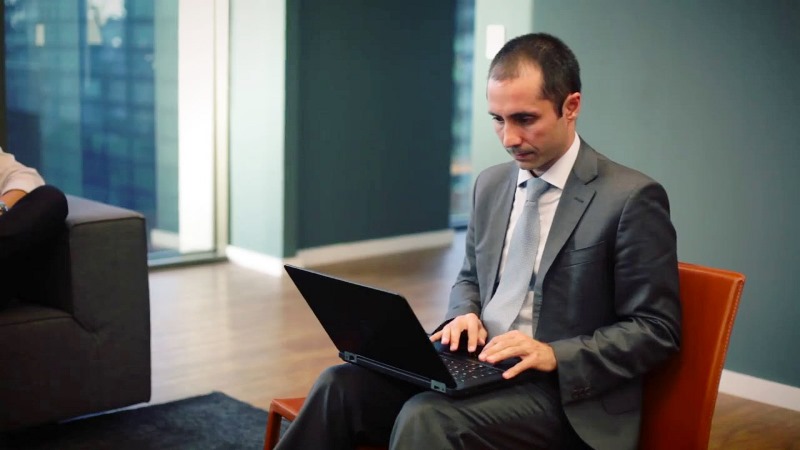 Empresas aumentam receita e caixa, mas alta do dólar reduz lucro