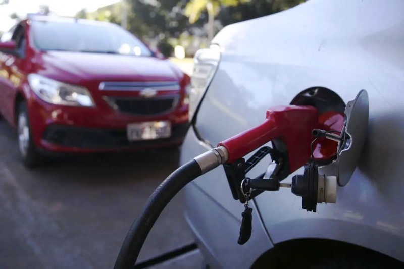 Gasolina e diesel caem para consumidor, mas GLP sobe