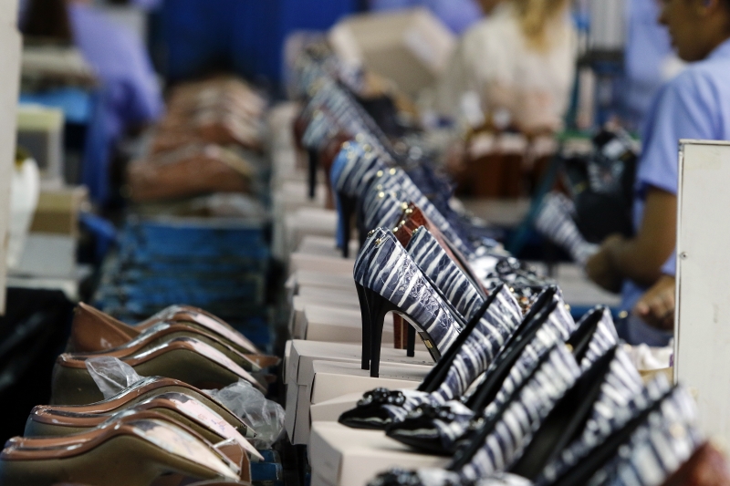 Produção cai 19% no mundo e 18,4% no Brasil em 2020, diz Abicalçados