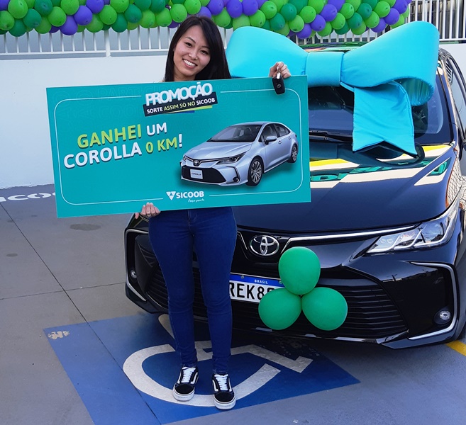 Sicoob Crediguaçu entrega Toyota Corolla para cooperada de São Carlos