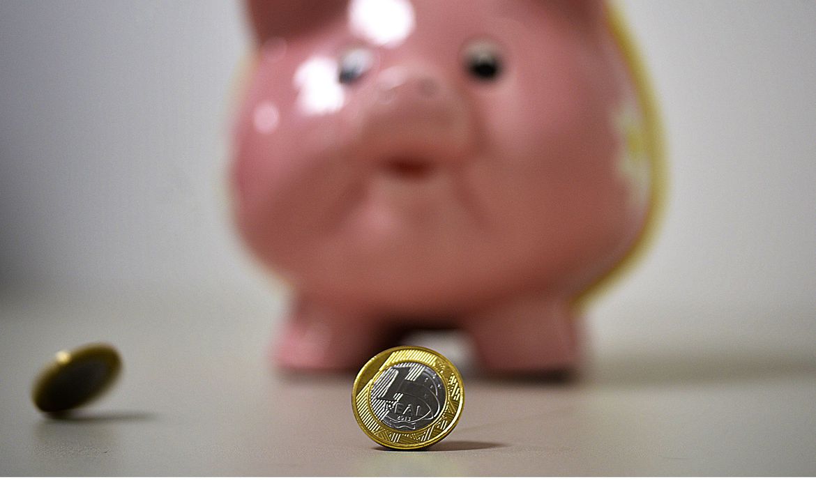 Com auxílio emergencial, poupança volta a captar recursos