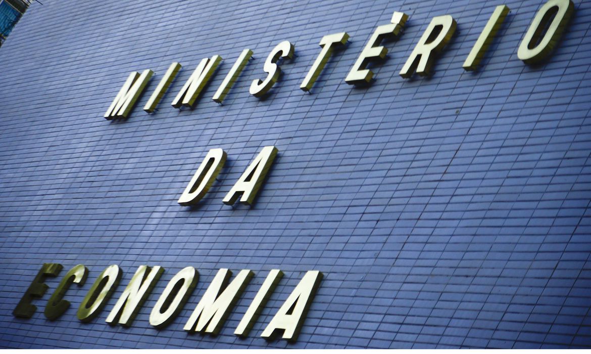 Equipe econômica pede que Bolsonaro vete prorrogação de entrega de IR