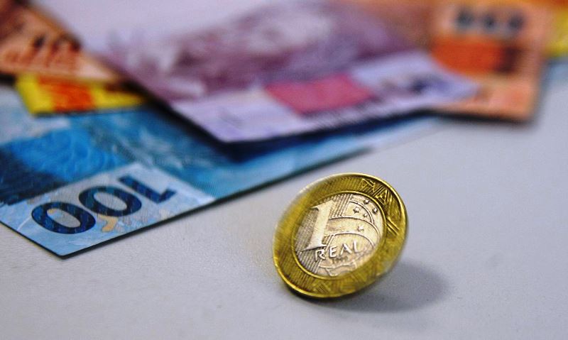 Vendas superam resgates em R$ 614 milhões