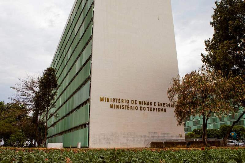 MME abre consulta sobre oferta adicional de energia