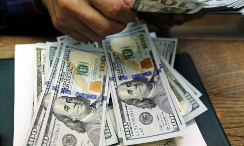 Dólar fecha estável e bolsa cai em meio a riscos domésticos