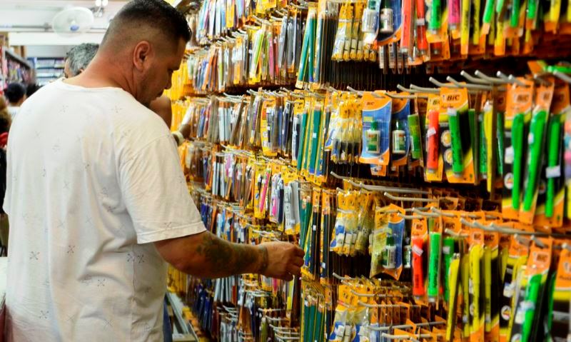 Confiança do consumidor recua 0,4 ponto em agosto