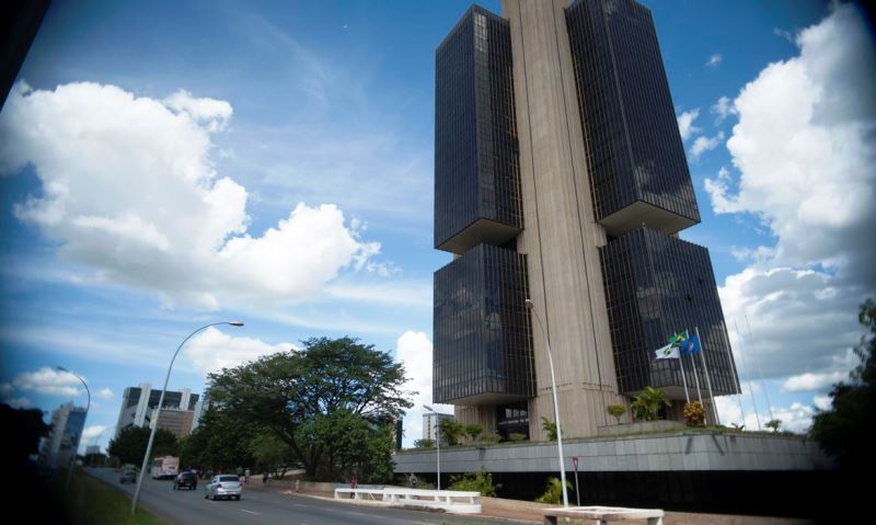 Riscos fiscais levam BC a adotar política mais contracionista