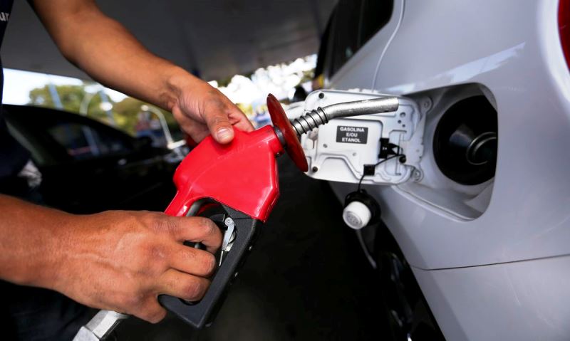 Litro da gasolina sobe R$ 0,09 nas refinarias da Petrobras