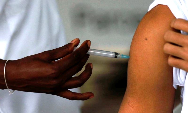 Brasil registra menor média móvel de casos em um dia