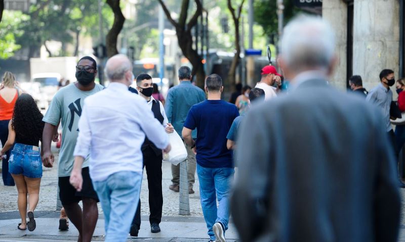 Casos no país de Covid-19 diminuem após ajuste de dados em estados