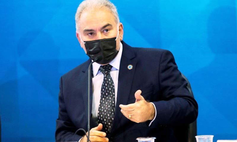 Ministro diz que efeitos adversos não podem interromper vacinação