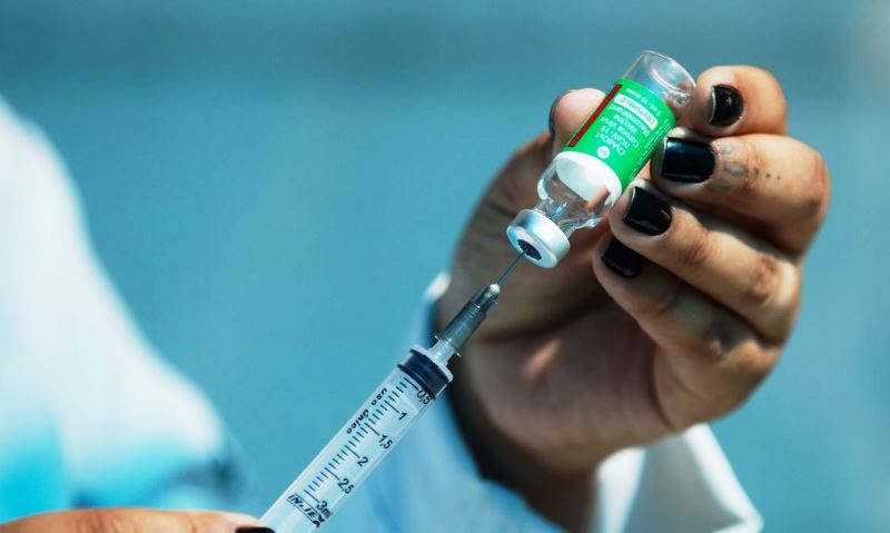 Ministro anuncia dose de reforço para profissionais da Saúde