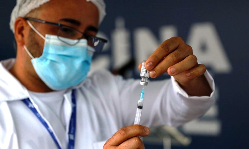 Mortes por Covid-19 caem 27% e casos, 25%, em uma semana