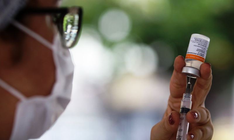 Nove cidades suspendem terceira dose contra a Covid-19 em idosos