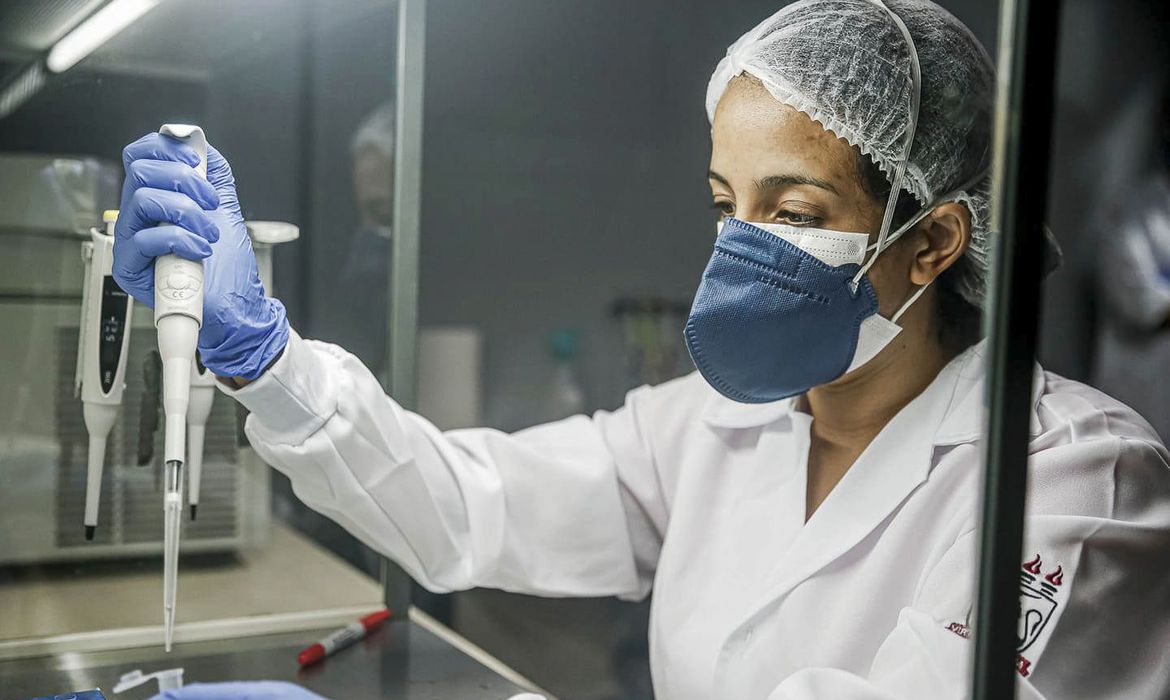 Brasil registra 20,9 milhões de casos e 586,5 mil mortes