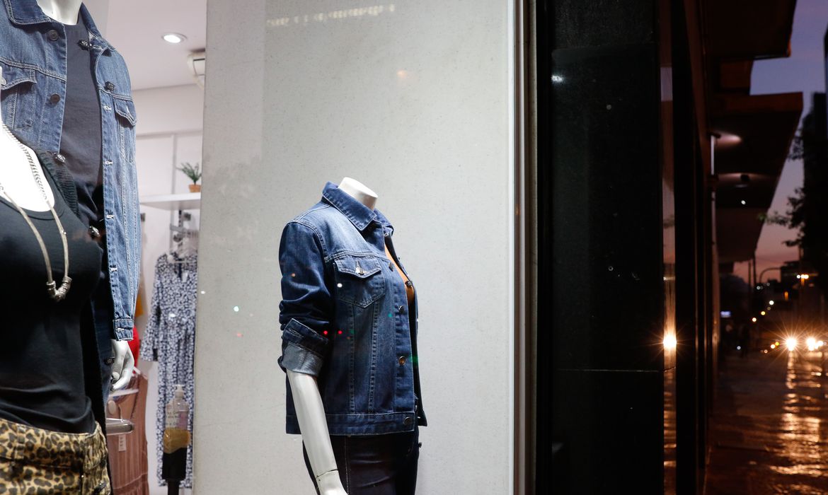 Confiança do consumidor recua 6,5 pontos em setembro