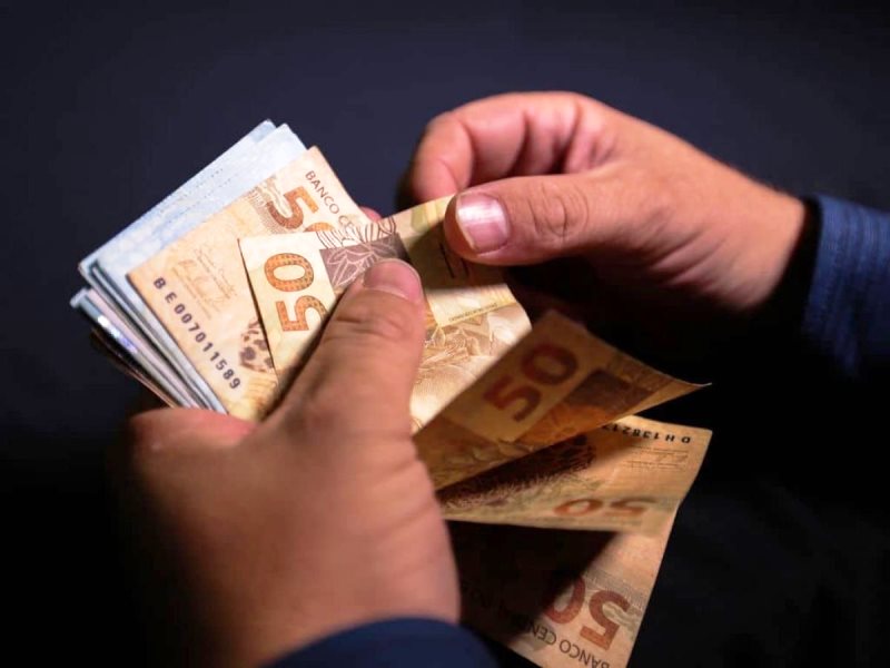 Auxílio Brasil deve ser de R$ 300 por mês e atingir 17 milhões de pessoas