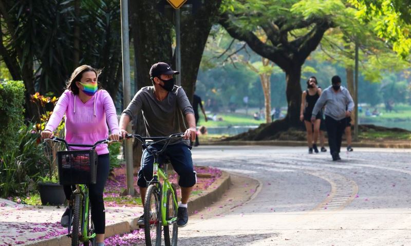 Mais de 1,2 mil municípios devem manter exigência de máscara de proteção facial