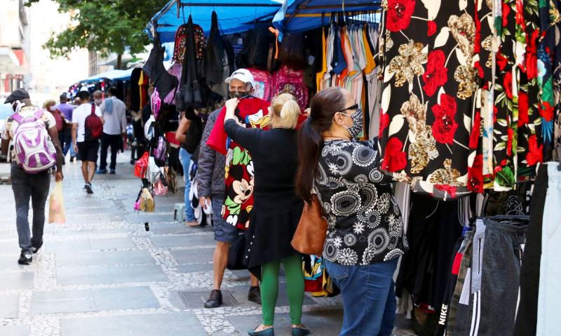 Confiança do comércio recua 6,8 pontos e atinge menor nível
