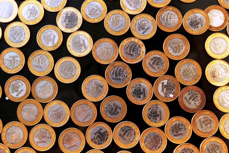 Taxas futuras de juros avançam em meio à cautela com fiscal e exterior