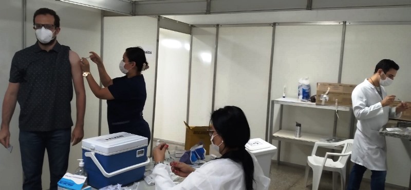 Vacinação no Ginásio Milton Olaio Filho será sem agendamento