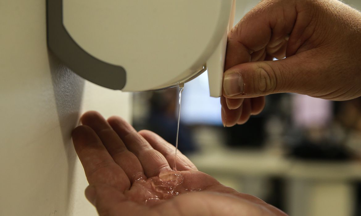 Brasil registra 6,2 mil novos casos e 187 óbitos