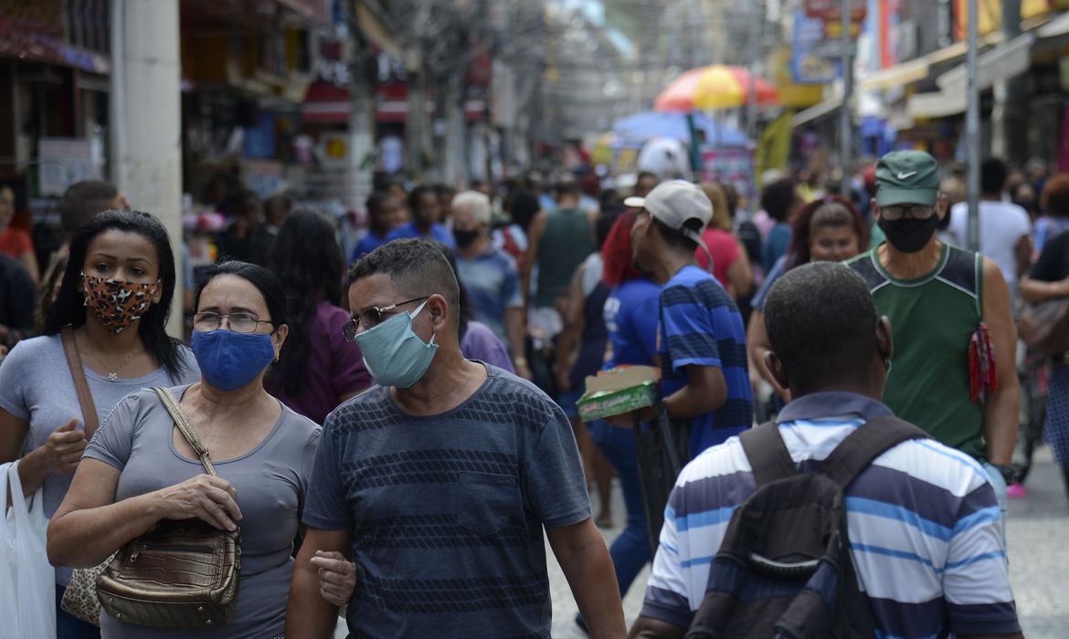 Em 24 horas foram registrados 15,2 mil casos e 570 mortes