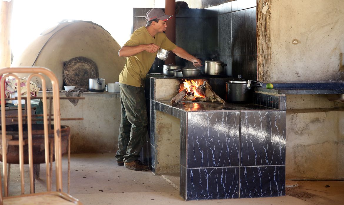 Com alta do gás e de alimentos, especialistas orientam como economizar