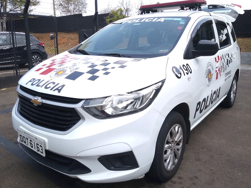 Bandidos rendem família e roubam caminhonete