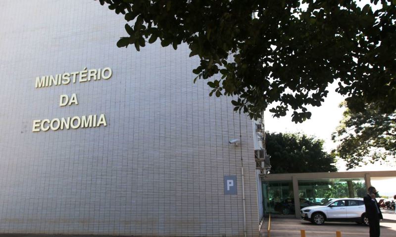 Governo reduz para R$ 95,8 bilhões previsão de déficit para 2021