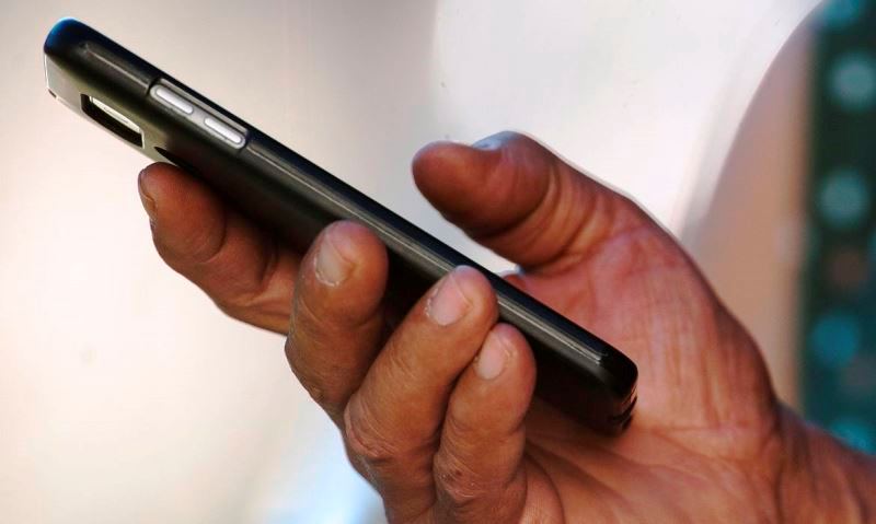 Desconhecido aproveita distração e furta celular em casa de shows