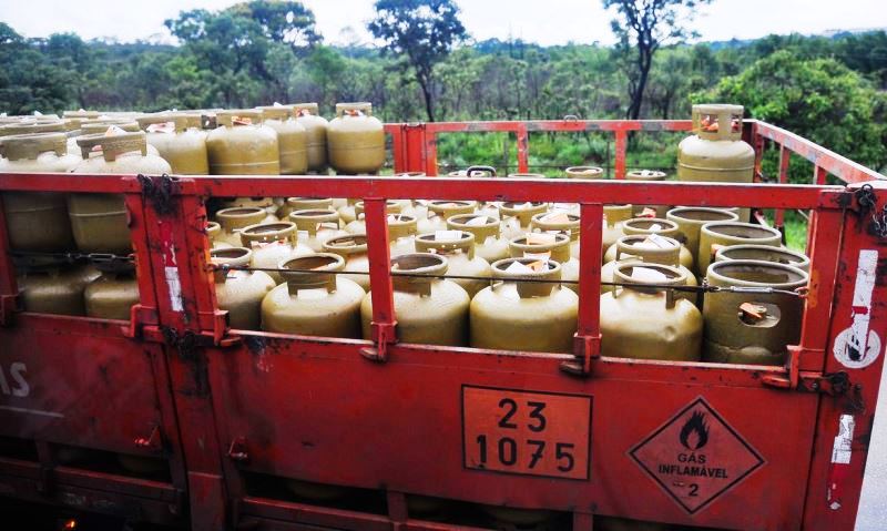 Gasolina sobe 47,49% e gás de botijão, 36,99% em 2021