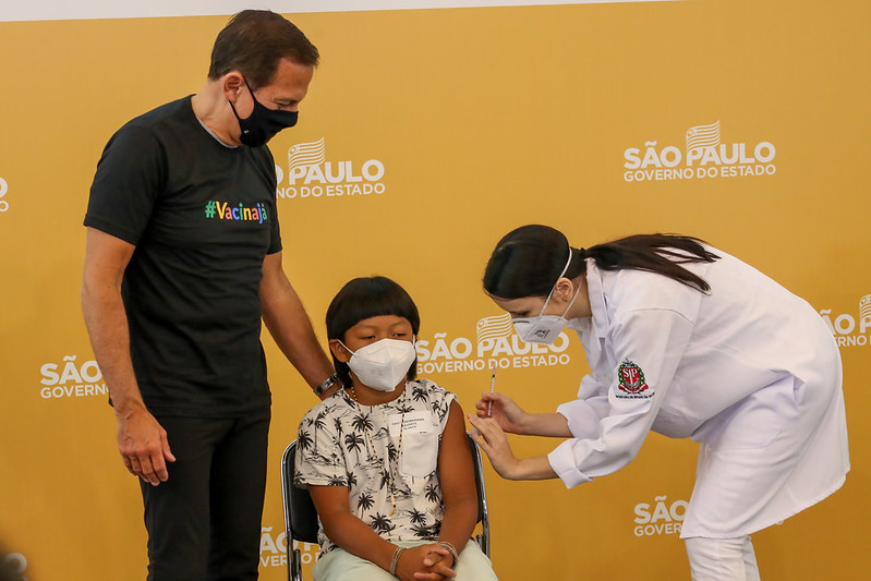 Indígena é a 1ª criança vacinada contra a covid-19 no país