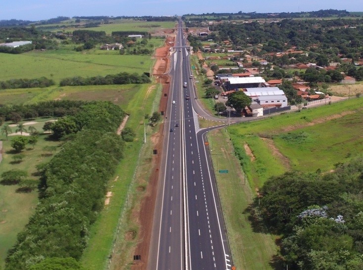Médico de BMW colide com Chevrolet na SP-318