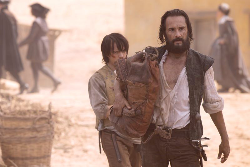 Série com Rodrigo Santoro e Álvaro Morte tem primeiras imagens divulgadas