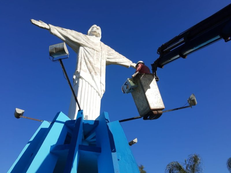 Prefeitura revitaliza estátua do Cristo Redentor