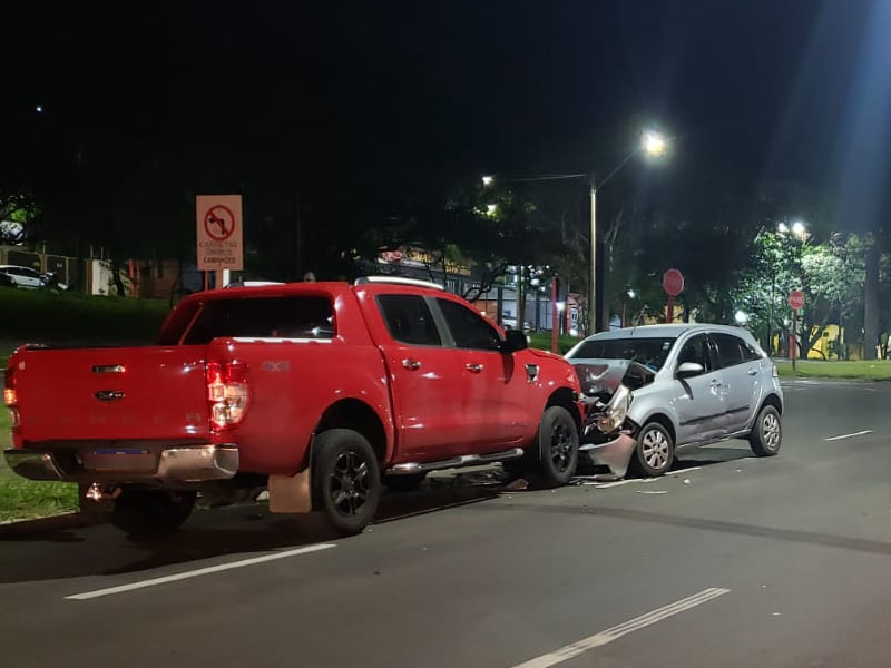 Motorista na contra mão de direção colide com caminhonete e deixa mulher ferida