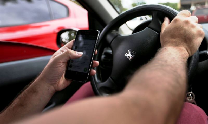 Associação alerta para risco do celular ao volante