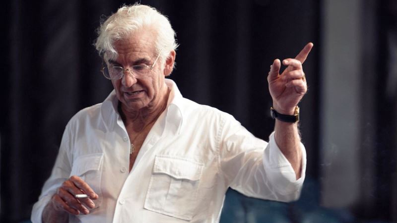 Bradley Cooper aparece irreconhecível como Leonard Bernstein
