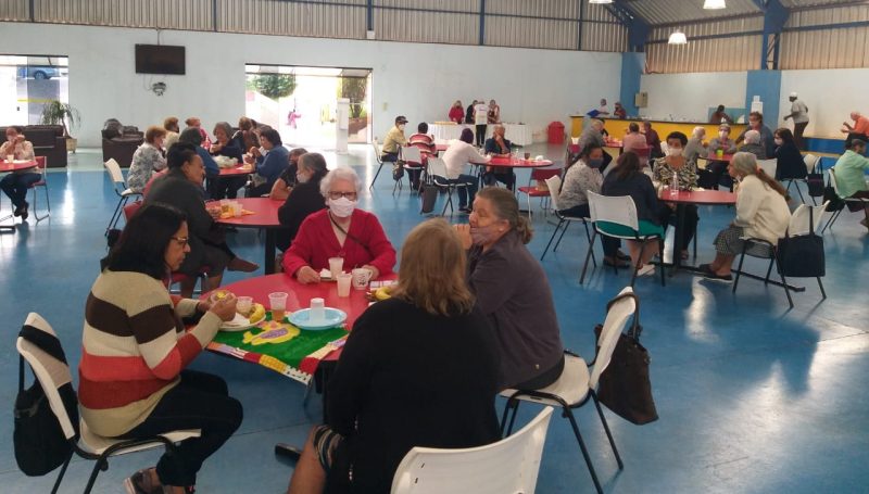 Centro de Convivência da Melhor Idade realiza café da manhã para comemorar Dia das Mães
