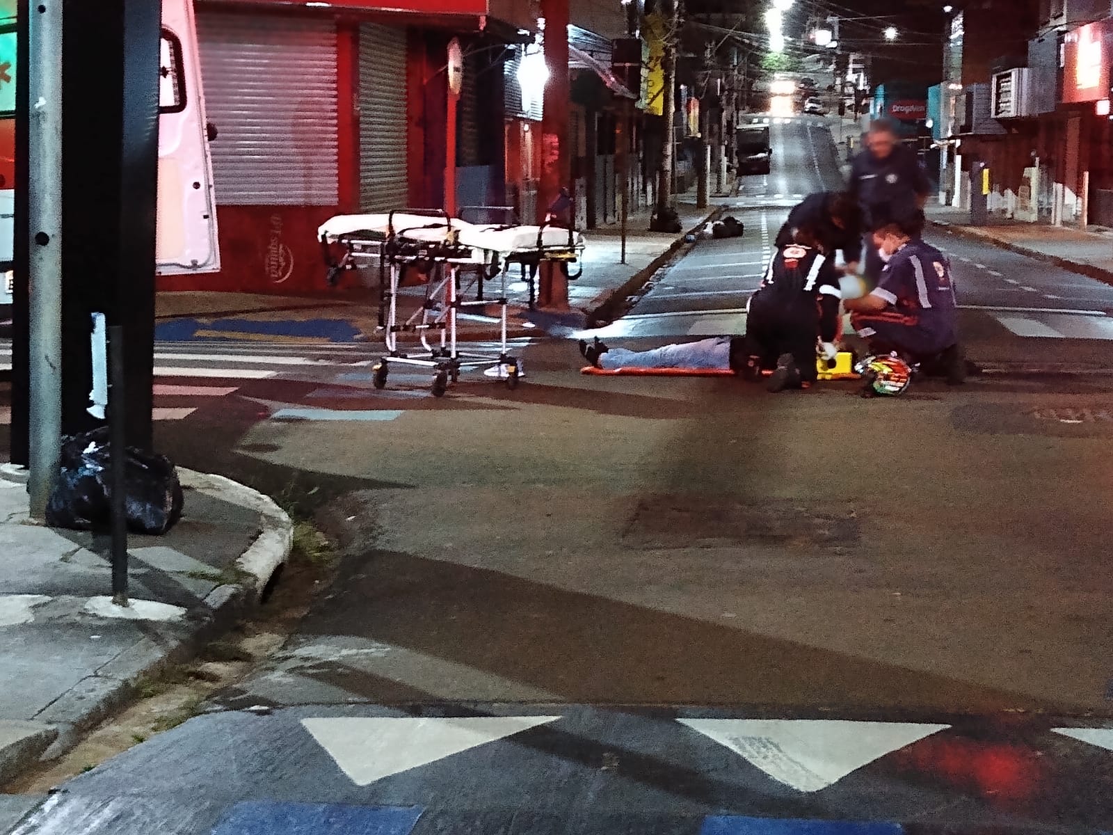 Choque entre carro e moto deixa motociclista ferido no Centro de São Carlos