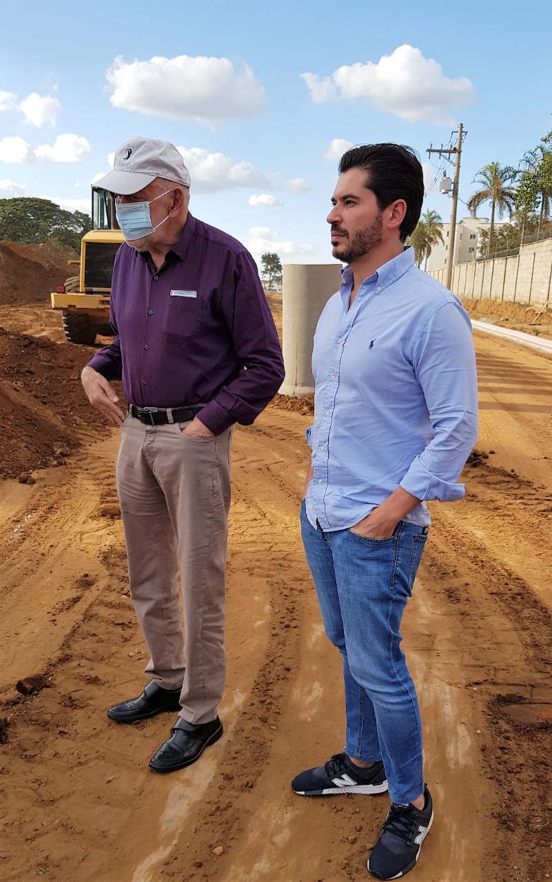 Airton Garcia e deputado Júnior Bozzela acompanham obras