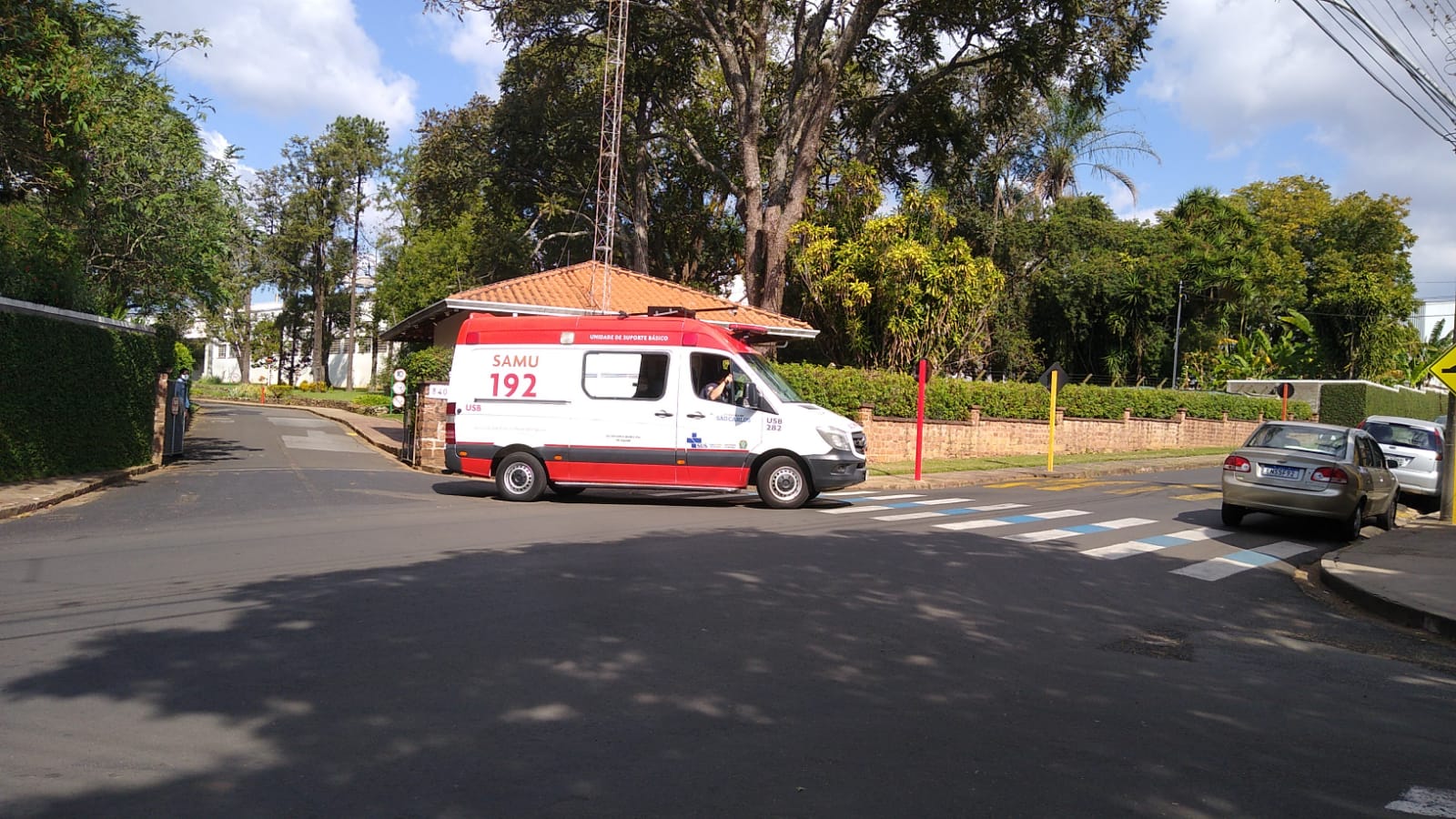 Trabalhador é atropelado por empilhadeira dentro de empresa
