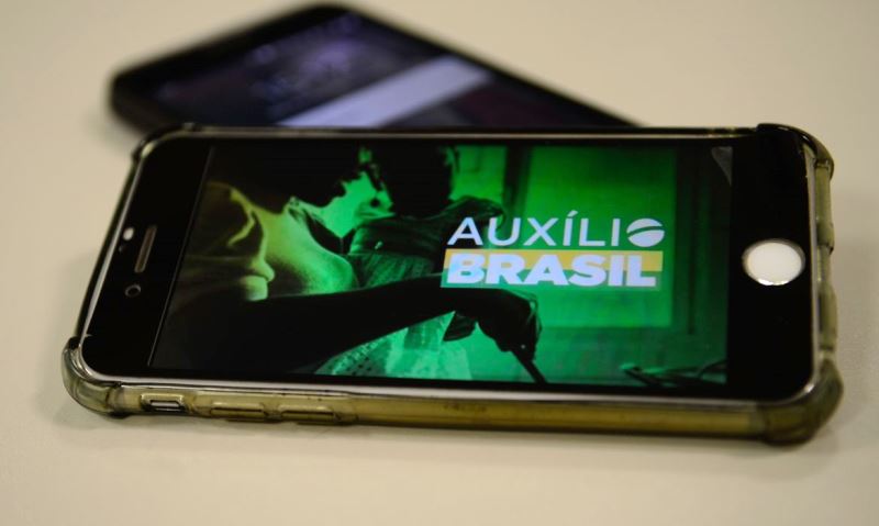 Demanda pelo Auxílio Brasil explode e fila já tem 2,78 milhões de famílias